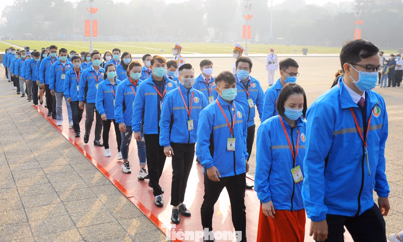 Các tài năng trẻ Việt Nam báo công, vào Lăng viếng Chủ tịch Hồ Chí Minh ảnh 17