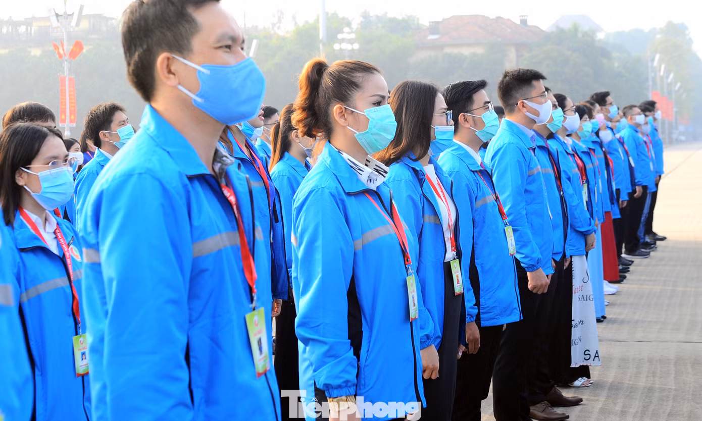 Các tài năng trẻ Việt Nam báo công, vào Lăng viếng Chủ tịch Hồ Chí Minh ảnh 7