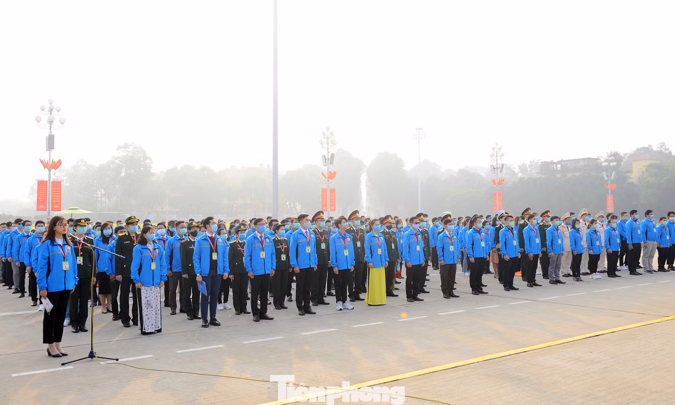 Các tài năng trẻ Việt Nam báo công, vào Lăng viếng Chủ tịch Hồ Chí Minh ảnh 3