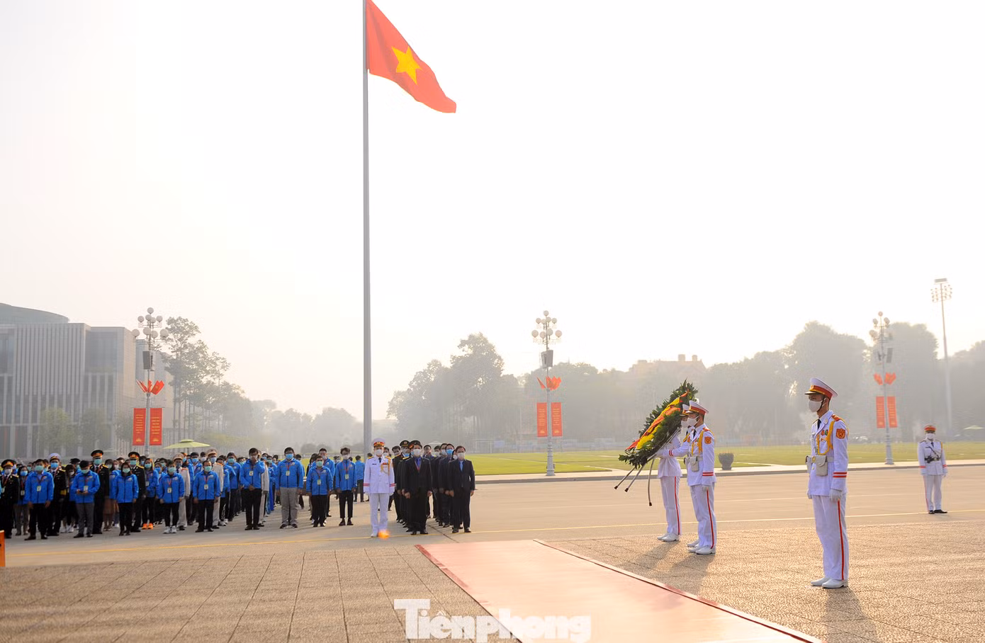 Các tài năng trẻ Việt Nam báo công, vào Lăng viếng Chủ tịch Hồ Chí Minh ảnh 13