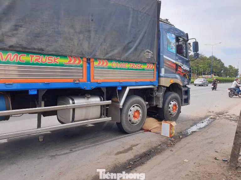 Xe tải 'nuốt chửng' xe máy ở Bình Dương, hai người thương vong ảnh 1