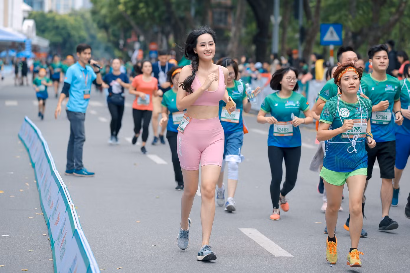 Mai Phương Thúy, Đỗ Mỹ Linh, Mai Ngọc thi chạy với Thanh Sơn, Xuân Nghị ảnh 4