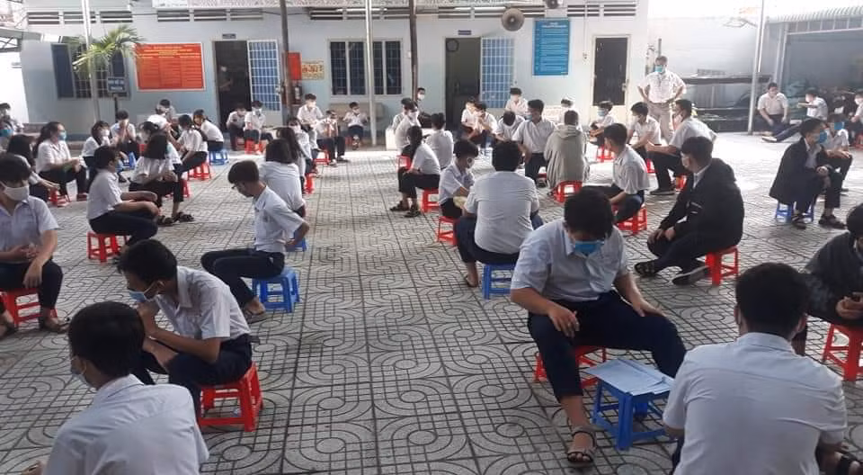 Bạn muốn sân ra chơi nhưng nhà trường yêu cầu phải cách nhau 2 mét, tính sao đây? ảnh 2