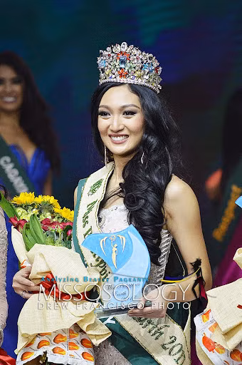 Hoa hậu Trái đất 2017 và cả gia đình mắc COVID-19 ảnh 2