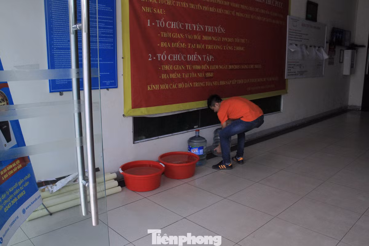 Người Hà Nội đổ bỏ nước miễn phí vì có mùi lạ ảnh 2