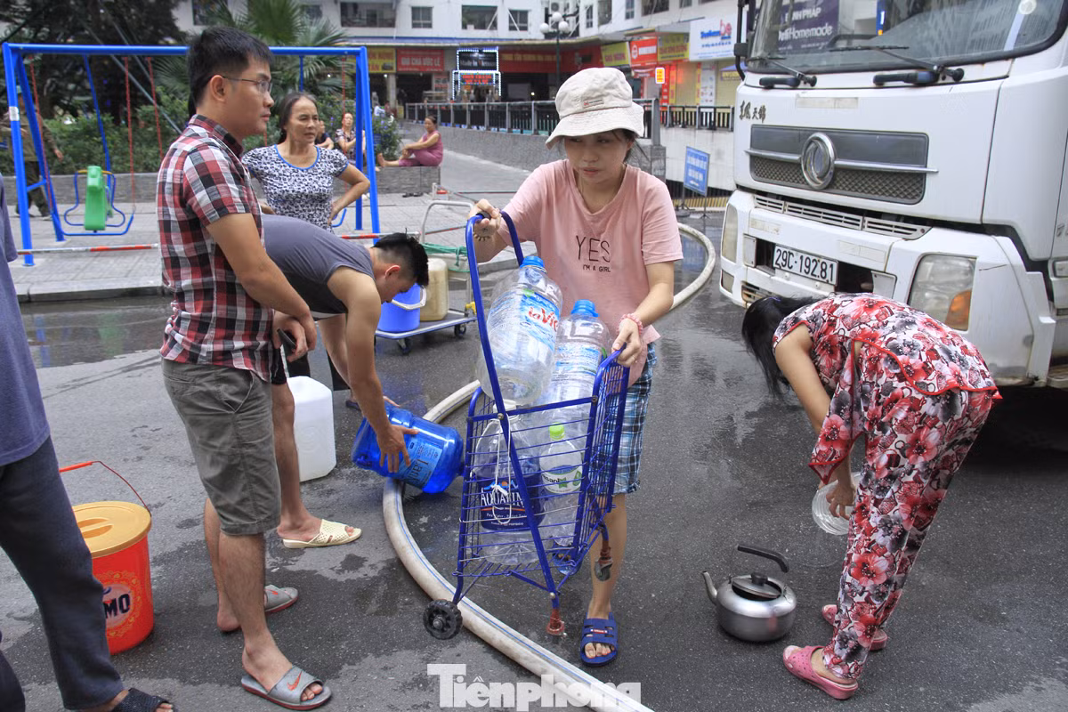 Người Hà Nội đổ bỏ nước miễn phí vì có mùi lạ ảnh 6