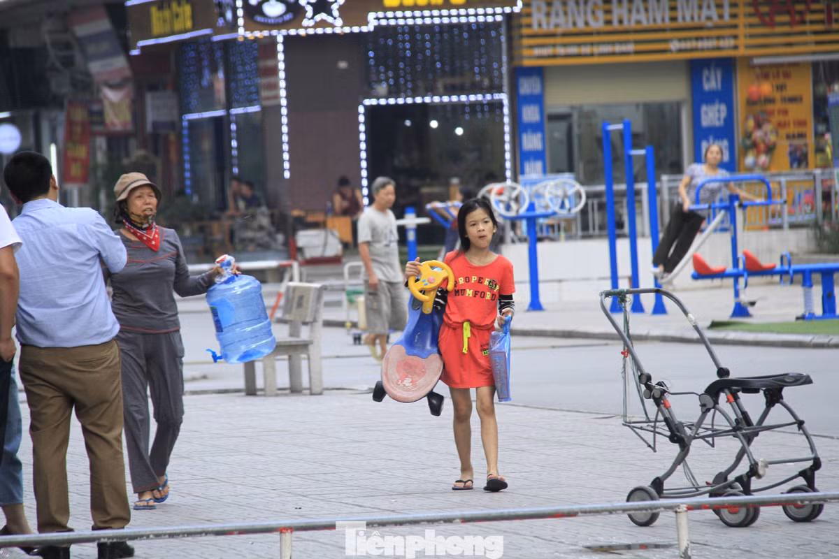 Người Hà Nội đổ bỏ nước miễn phí vì có mùi lạ ảnh 9