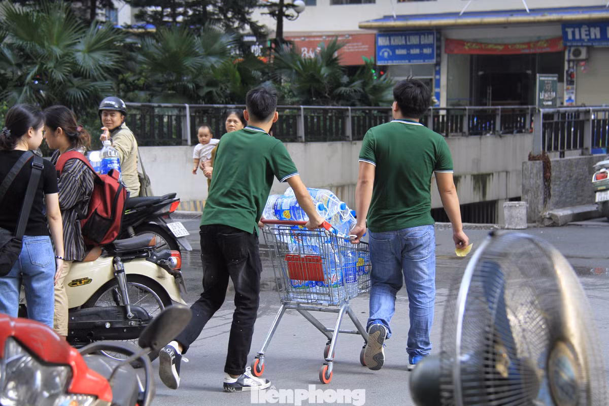 Người Hà Nội đổ bỏ nước miễn phí vì có mùi lạ ảnh 10