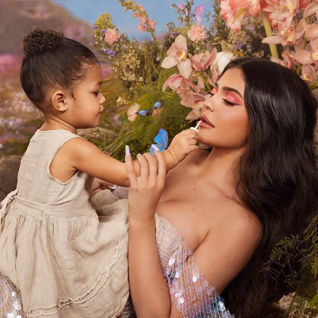 Cô út tỉ phú nhà Kardashian dáng tròn đầy nảy nở với áo tắm lạ mắt ảnh 9