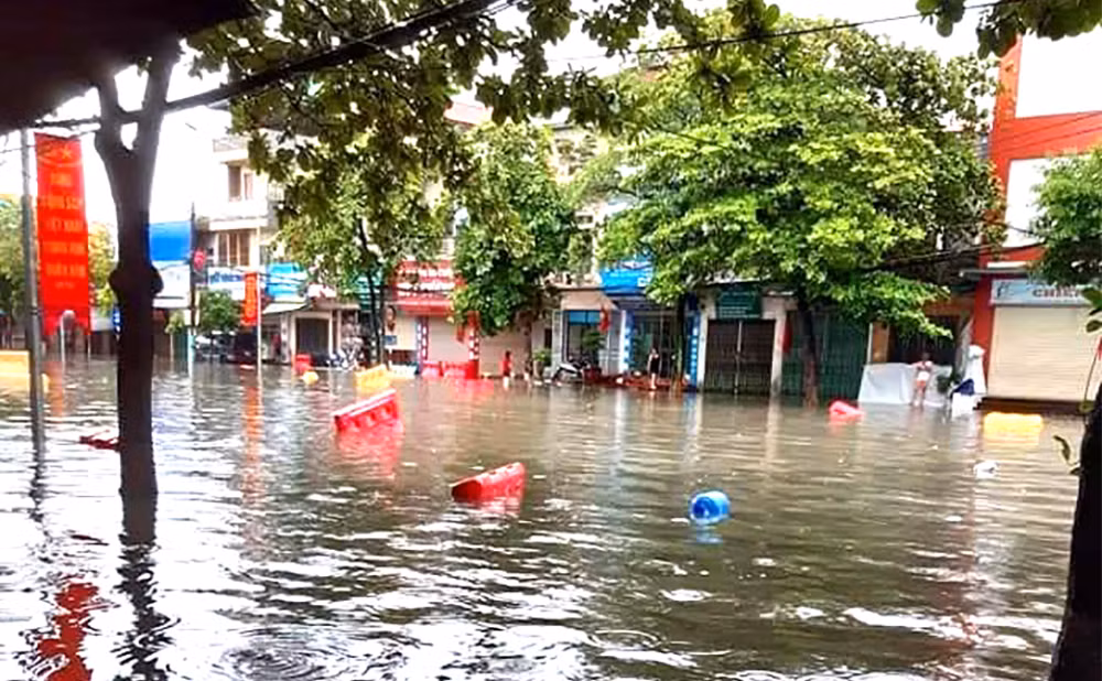 Mưa lớn ở Phú Thọ, TP. Việt Trì ngập trong biển nước, nhiều xã bị cô lập ảnh 2