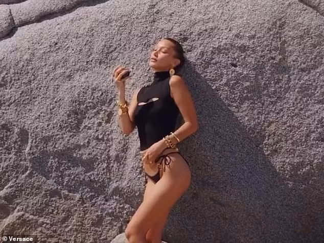 Bella Hadid cùng vợ Justin Bieber quyến rũ tựa nữ thần trên biển ảnh 9