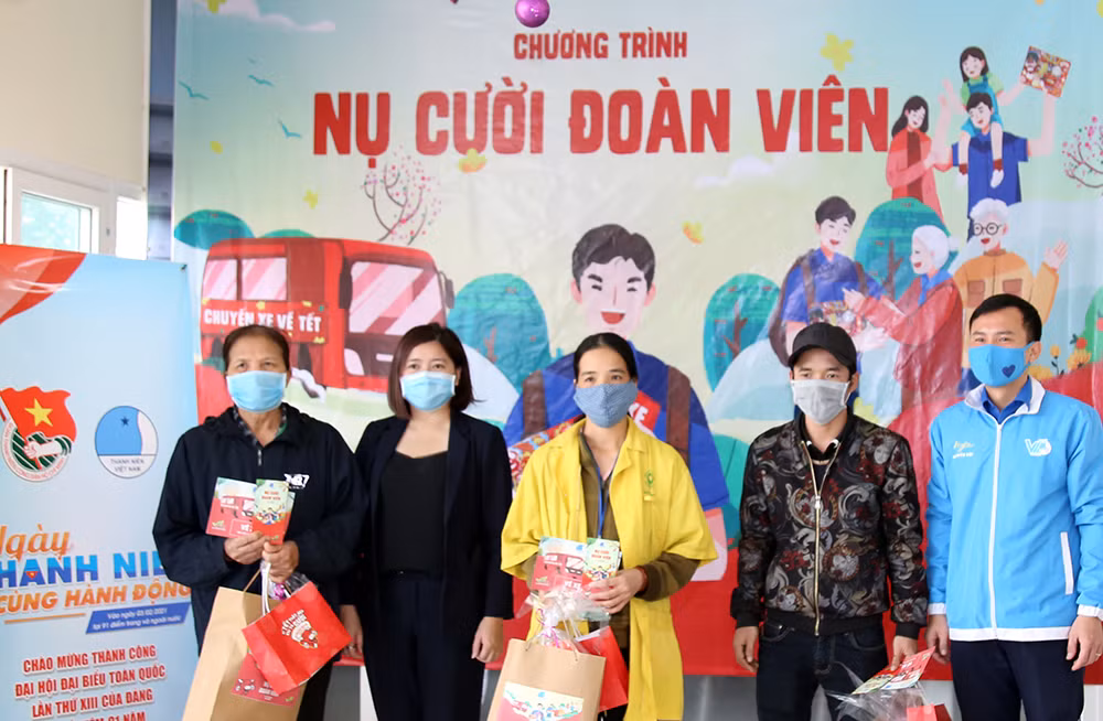Nhiều phần quà ý nghĩa dành cho bệnh nhân về quê đón Tết ảnh 2