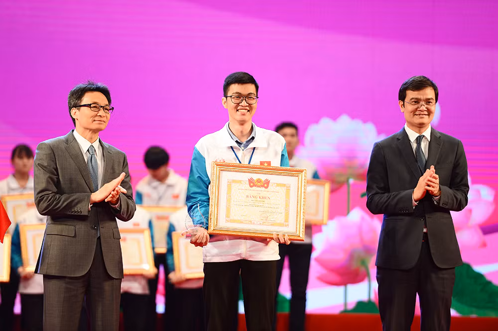 Tuyên dương 130 học sinh, sinh viên là những điển hình xuất sắc ảnh 4