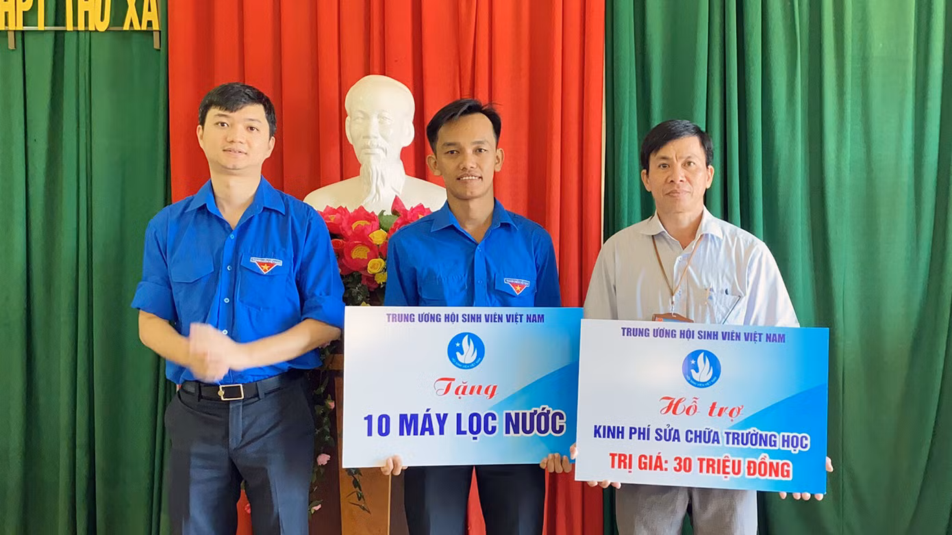 T.Ư Hội Sinh viên Việt Nam trao tặng học bổng tiếp sức học sinh, sinh viên miền Trung ảnh 2
