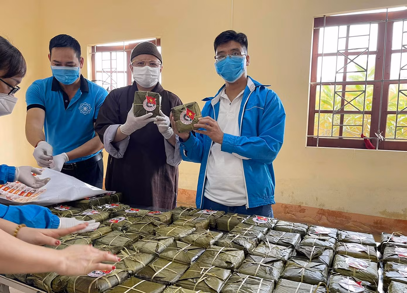 Hàng nghìn bánh chưng xanh gửi người dân và các lực lượng phòng chống dịch COVID-19 ảnh 4