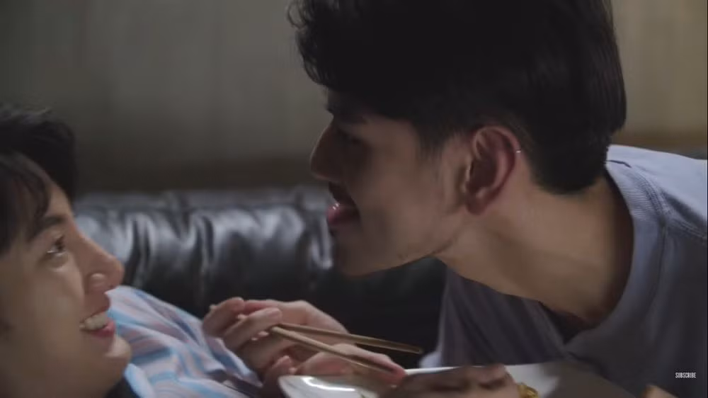 Phim đang hot “Still 2gether“: Sarawat - Tine dở khóc dở cười khi sống chung một nhà ảnh 5