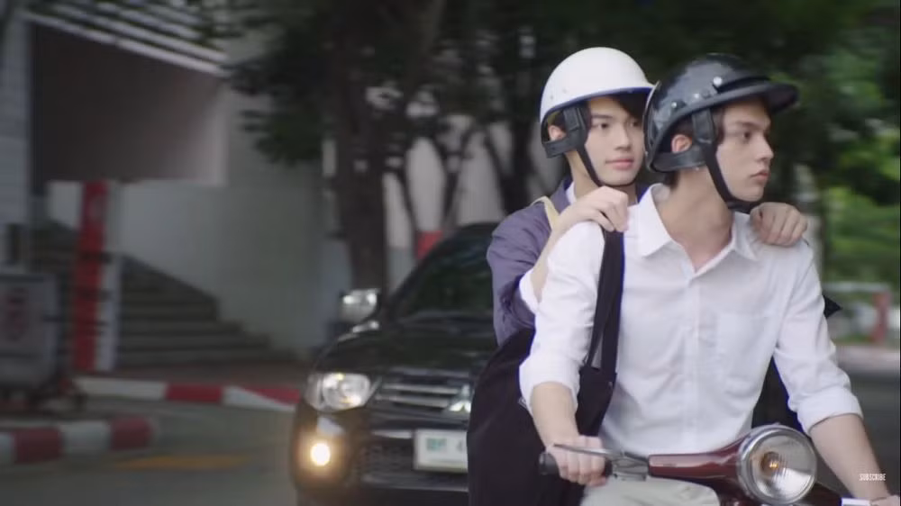 Phim đang hot “Still 2gether“: Sarawat - Tine dở khóc dở cười khi sống chung một nhà ảnh 4
