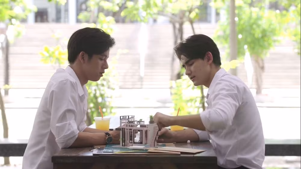Phim đang hot “Still 2gether“: Sarawat - Tine dở khóc dở cười khi sống chung một nhà ảnh 6