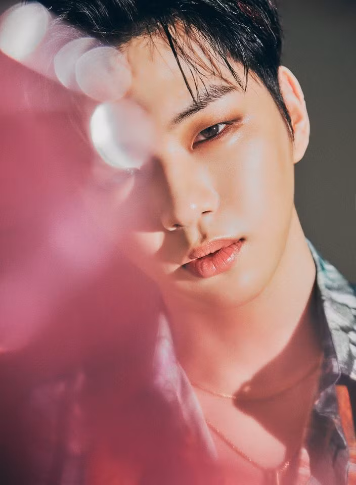 Kang Daniel diện trang phục nặng tới 10 kg nhưng vẫn nhảy siêu đỉnh trong MV “Waves“ ảnh 1