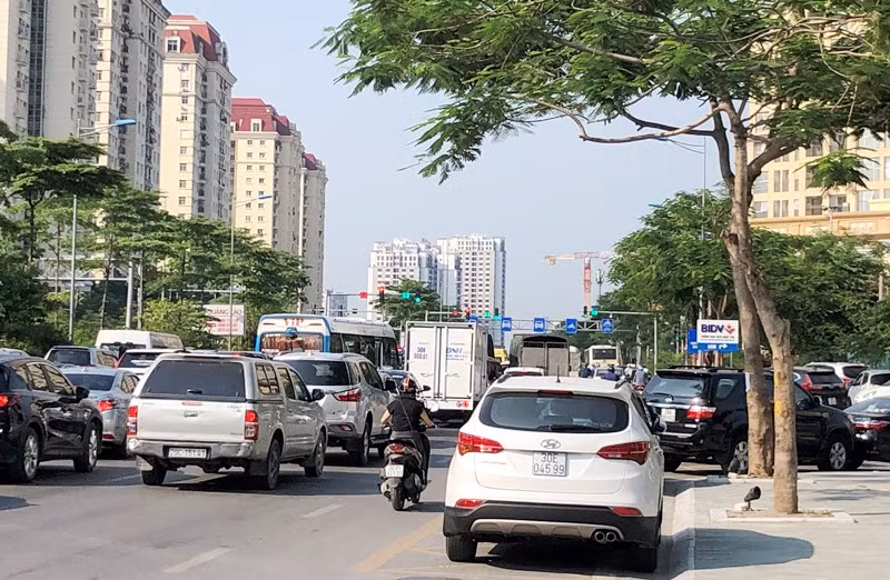 Khốn khổ tìm nơi đỗ xe tại khu liên cơ Võ Chí Công ảnh 9