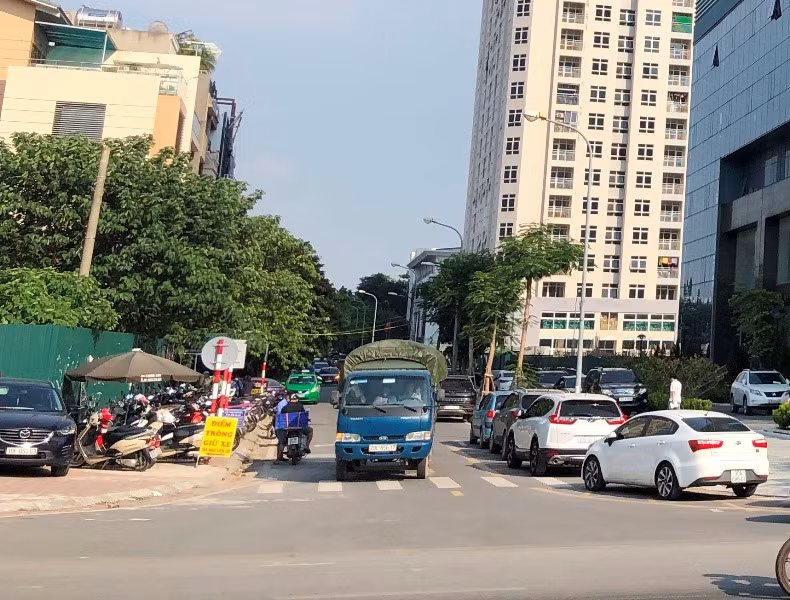 Khốn khổ tìm nơi đỗ xe tại khu liên cơ Võ Chí Công ảnh 2