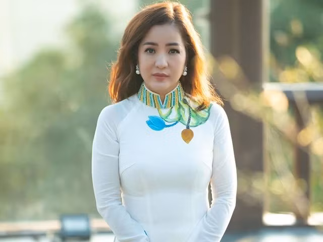 Showbiz 1/5: Kỳ Duyên “trúng ngải” Minh Triệu, Minh Tú “quạo” khi fan nhắc Đồng Ánh Quỳnh ảnh 21