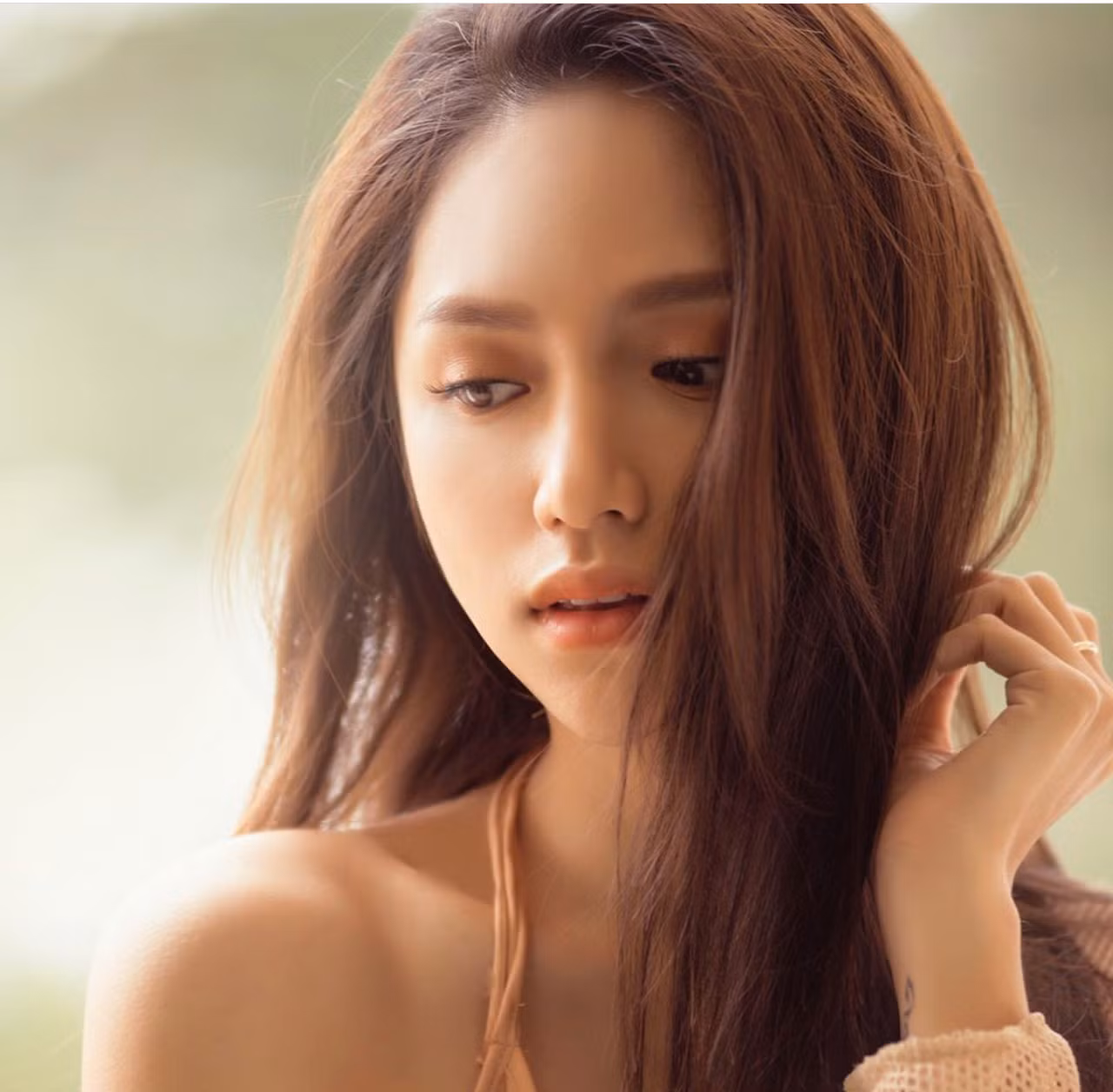 Showbiz 1/5: Kỳ Duyên “trúng ngải” Minh Triệu, Minh Tú “quạo” khi fan nhắc Đồng Ánh Quỳnh ảnh 20