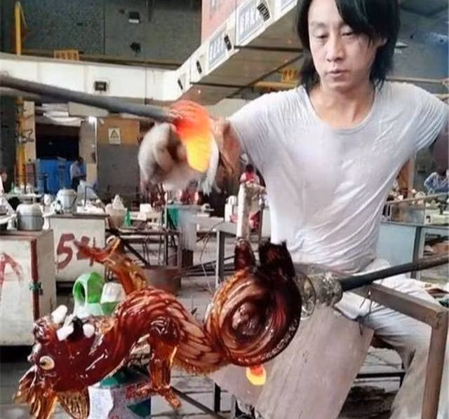 Nghệ nhân 38 tuổi gây chú ý toàn thế giới với 20 năm bên “lò luyện thần thú“ ảnh 8