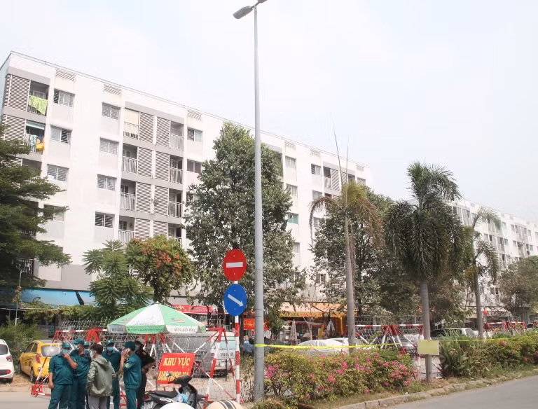 Lịch trình di chuyển dày đặc của nhân viên sân bay Tân Sơn Nhất mắc COVID-19 ảnh 1