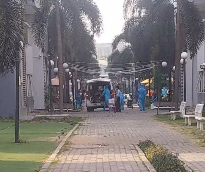 Lịch trình di chuyển dày đặc của nhân viên sân bay Tân Sơn Nhất mắc COVID-19 ảnh 2