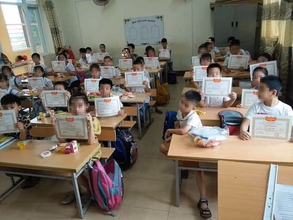 Hà Nội: Buổi lễ ra trường đầy xúc động của các bạn học sinh lớp 9 THCS Thăng Long ảnh 14 Hà Nội: Buổi lễ ra trường đầy xúc động của các bạn học sinh lớp 9 THCS Thăng Long ảnh 14