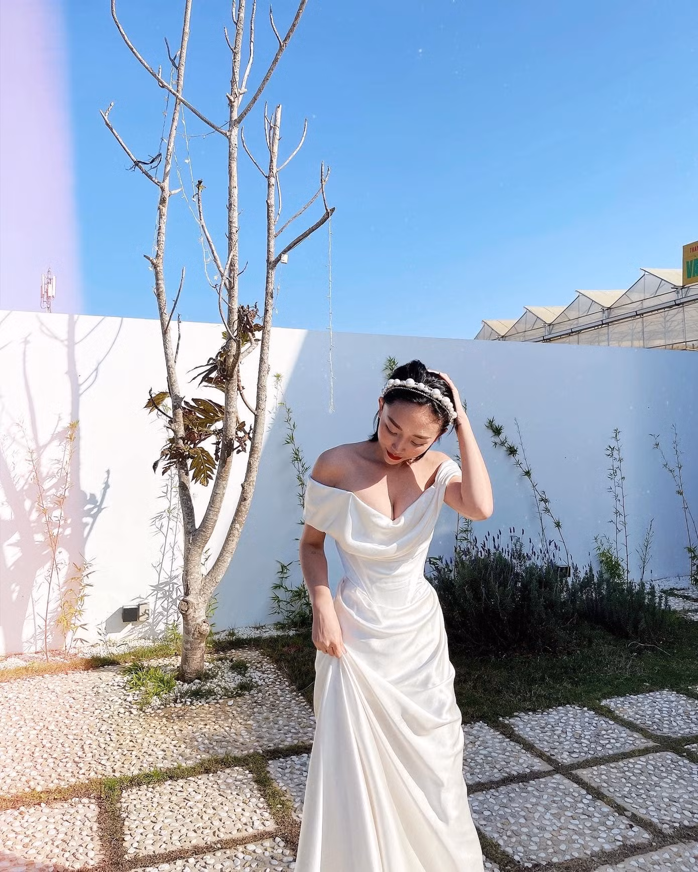 Kỷ niệm 1 năm kết hôn, Tóc Tiên mặc lại váy cưới cũ khoe khéo vòng 1 căng đầy ảnh 3