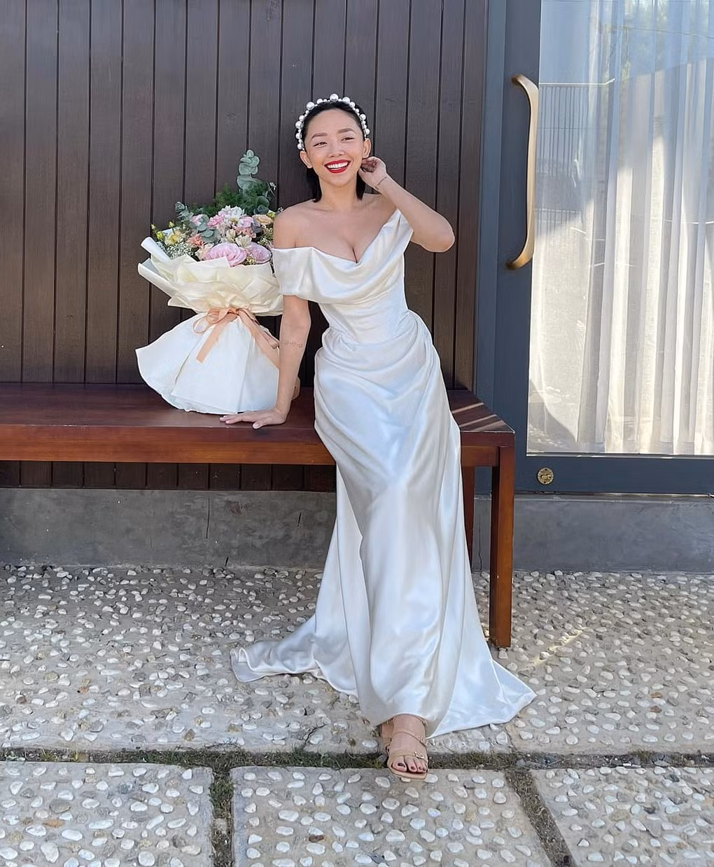 Kỷ niệm 1 năm kết hôn, Tóc Tiên mặc lại váy cưới cũ khoe khéo vòng 1 căng đầy ảnh 4