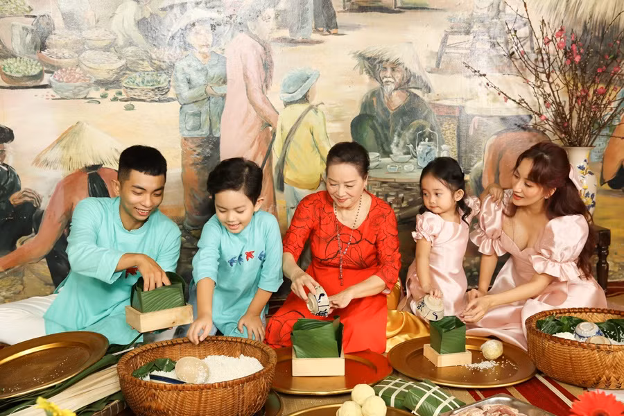 Vợ chồng Khánh Thi dạy hai con gói bánh chưng để tận hưởng không khí Tết cổ truyền ảnh 4