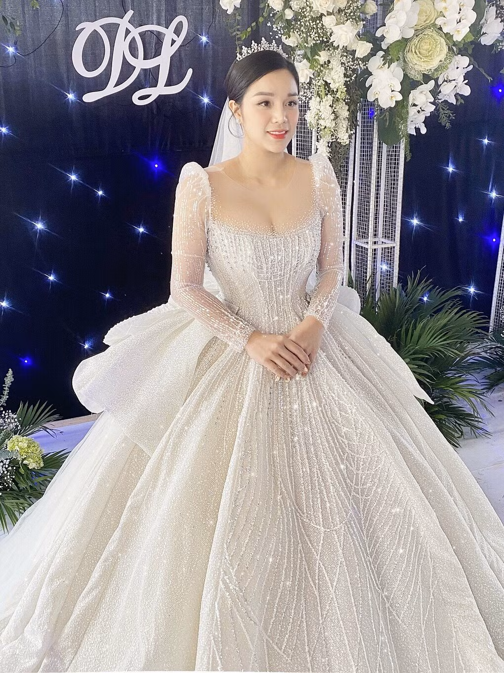 Không chỉ chi mạnh tiền, cầu thủ Bùi Tiến Dũng còn lên ý tưởng thiết kế váy cưới tặng vợ ảnh 4