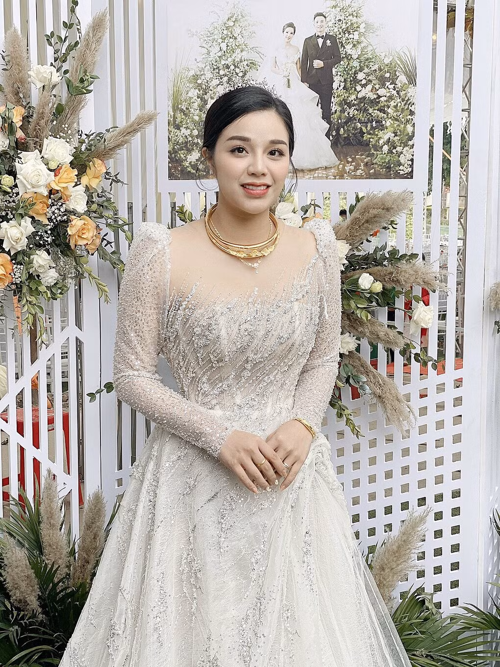 Không chỉ chi mạnh tiền, cầu thủ Bùi Tiến Dũng còn lên ý tưởng thiết kế váy cưới tặng vợ ảnh 6