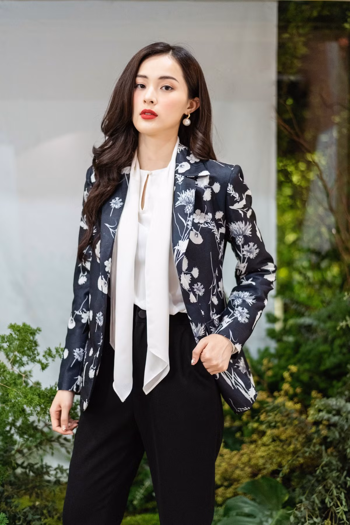 Cùng Hoa hậu Đỗ Thị Hà chọn một bộ váy hoa cho mùa Xuân thêm rực rỡ ảnh 9