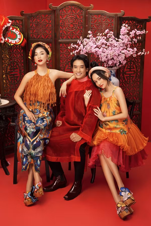 Bộ ảnh đón Tết khiến khán giả “đu trend” nhiều nhất: Trúc Anh, Salim sánh đôi cùng “soái ca” châu Âu Samuel An ảnh 9