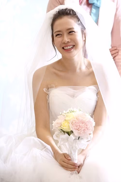 Dù chưa kết hôn nhưng Son Ye Jin đã nhiều lần mặc váy cưới khiến fan xuýt xoa vì quá đẹp ảnh 2