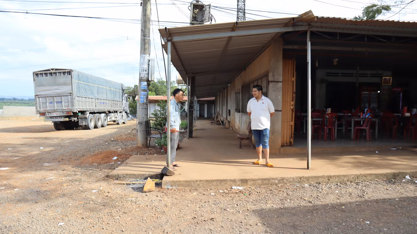 Sáng sớm thấy túi tiền lớn trước cửa, chủ quán cơm trình báo công an ảnh 1
