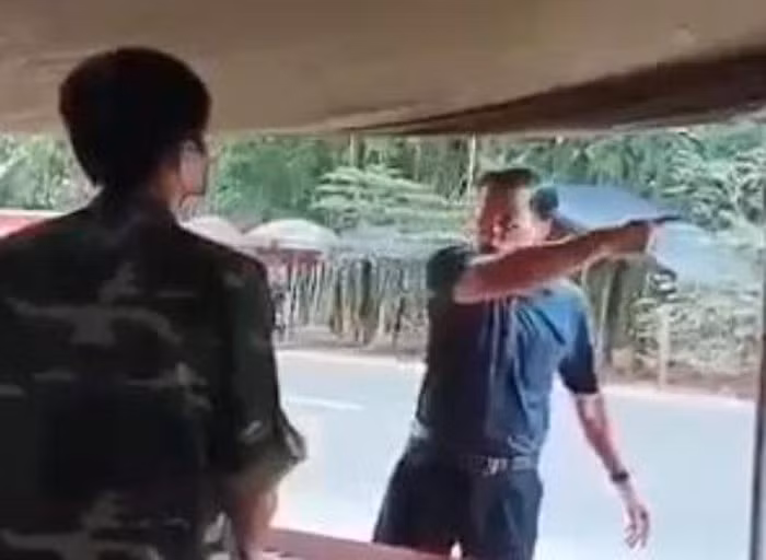 Cách hết chức vụ chính quyền đối với phó chủ tịch HĐND huyện chống kiểm dịch ảnh 4 Cách hết chức vụ chính quyền đối với phó chủ tịch HĐND huyện chống kiểm dịch ảnh 4