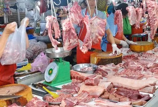 Nhập khẩu thịt lợn tăng trên 200%, giá trong nước mới giảm nhẹ ảnh 1