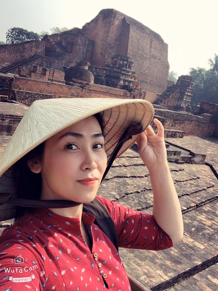 Ca sĩ Lô Thủy 'xuống tóc' trên đường hành hương về đất Phật ảnh 1