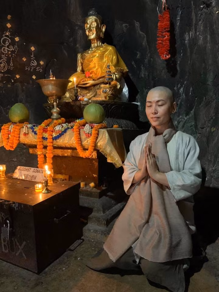 Ca sĩ Lô Thủy 'xuống tóc' trên đường hành hương về đất Phật ảnh 8