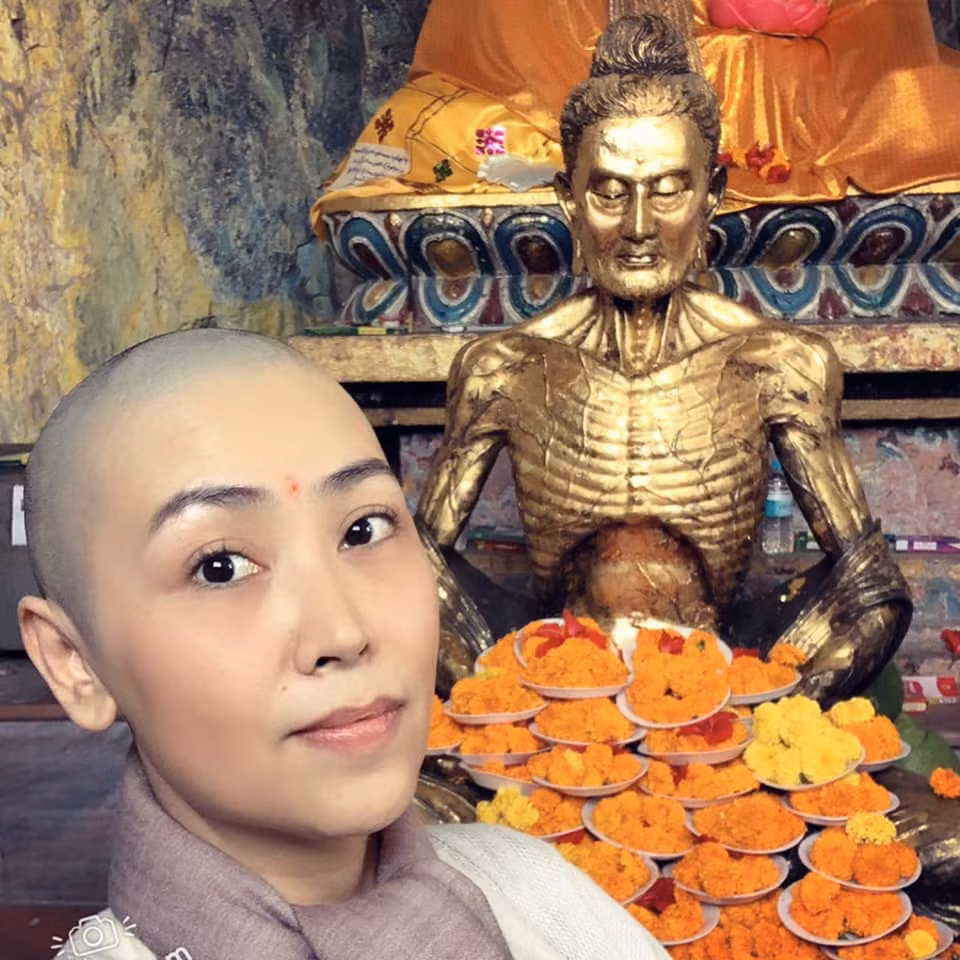 Ca sĩ Lô Thủy 'xuống tóc' trên đường hành hương về đất Phật ảnh 2