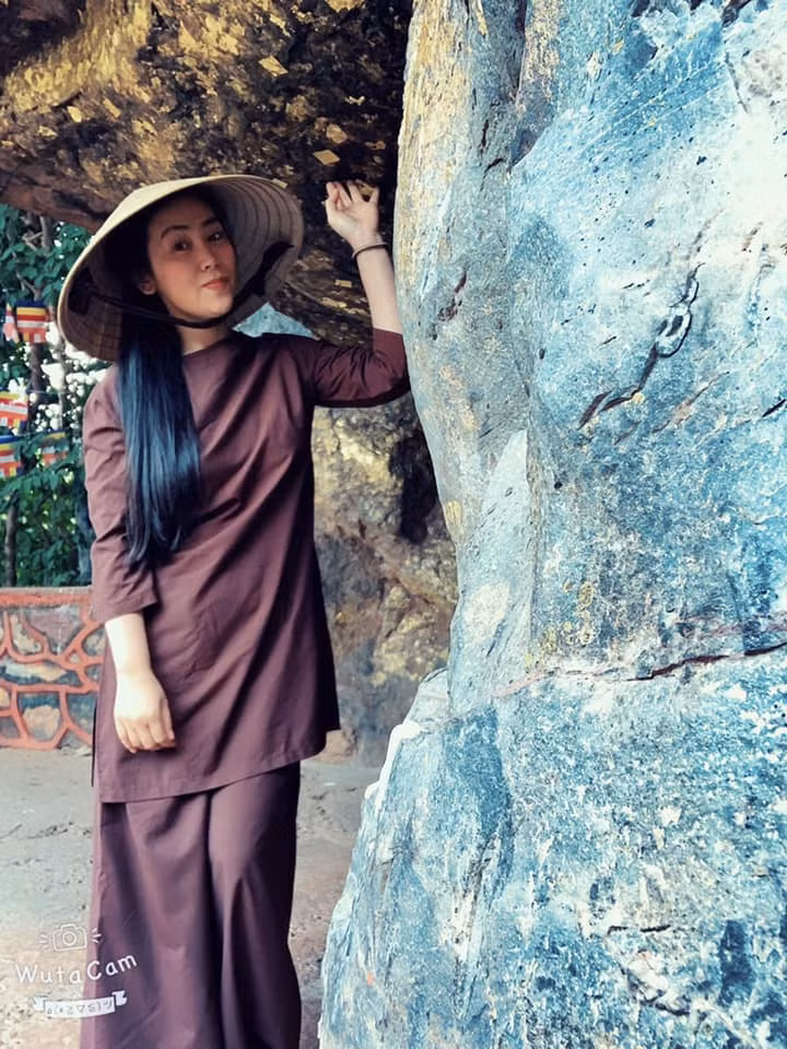Ca sĩ Lô Thủy 'xuống tóc' trên đường hành hương về đất Phật ảnh 3