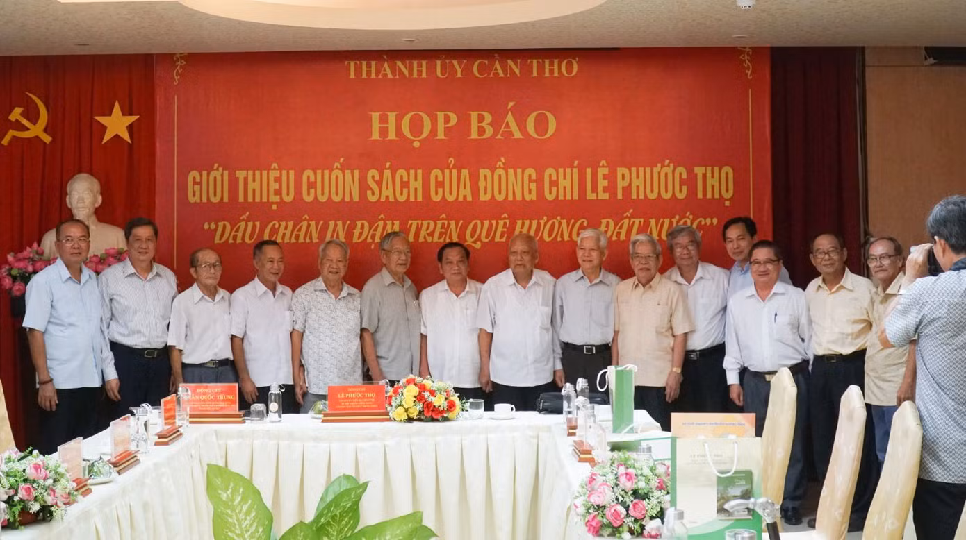 Nguyên Trưởng ban Tổ chức Trung ương Lê Phước Thọ ra mắt sách ảnh 1