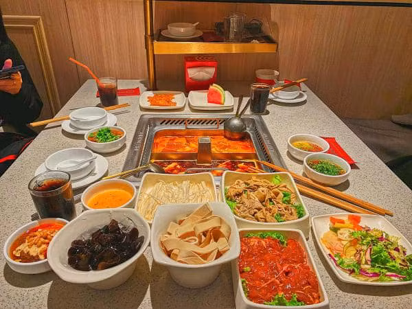 Cách ăn lẩu Haidilao tiết kiệm túi tiền: Có gì hấp dẫn mà thu hút gần 6 triệu lượt xem? ảnh 1