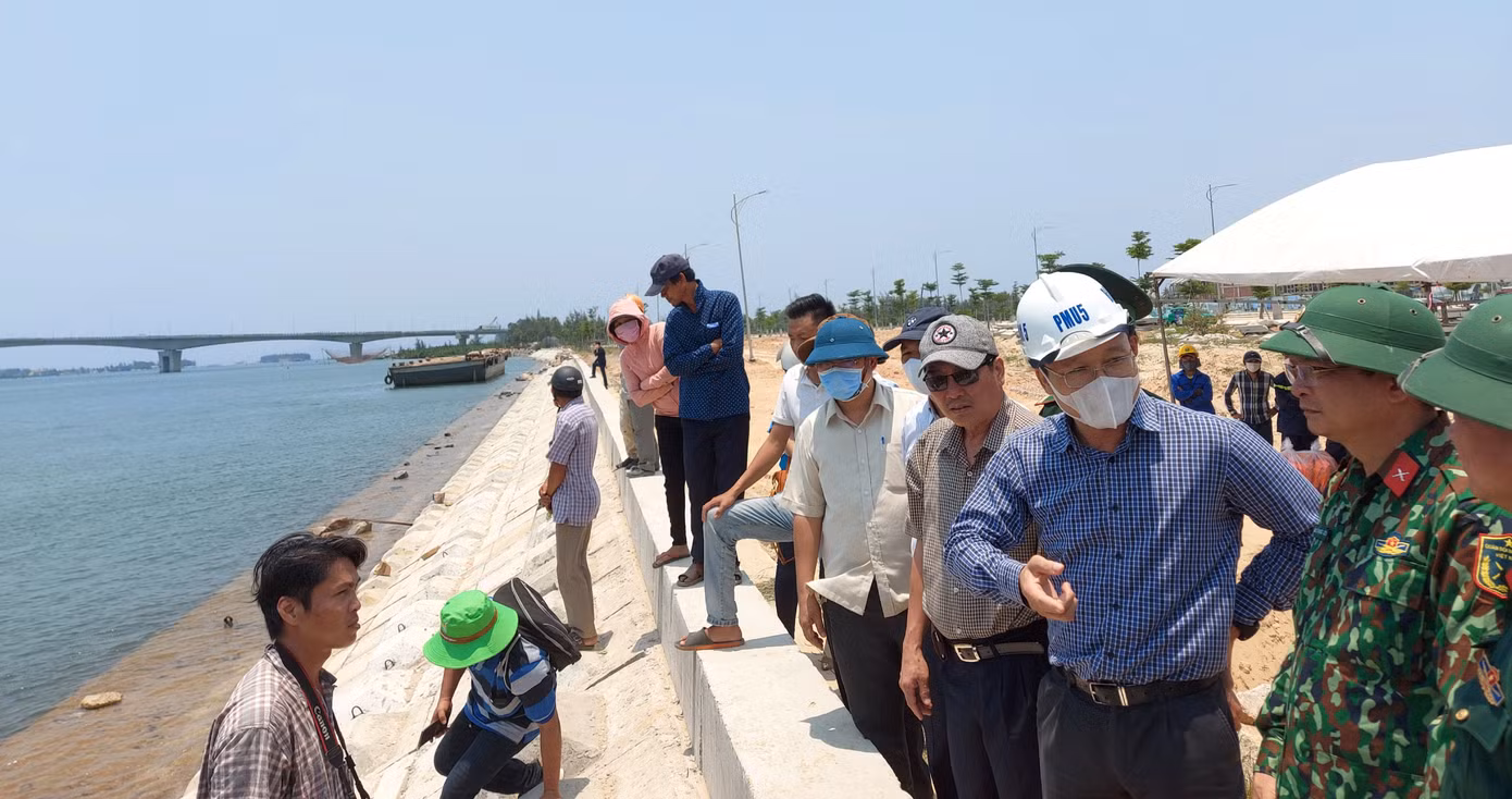 Nạn nhân sống sót trong vụ lật ghe: 'Tôi vật lộn khoảng 15 phút giữa sông thì được cứu' ảnh 1