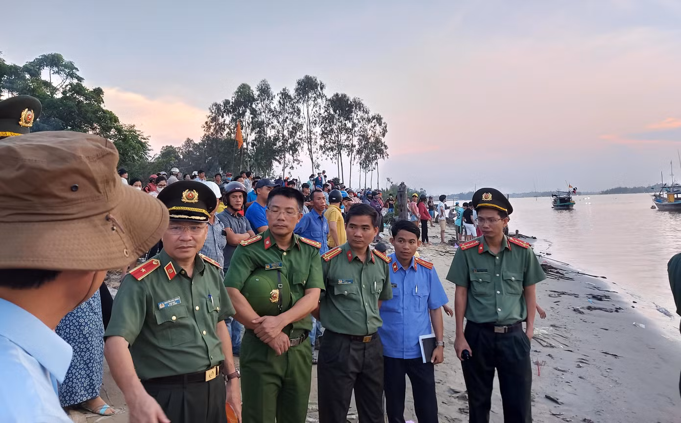 Nạn nhân sống sót trong vụ lật ghe: 'Tôi vật lộn khoảng 15 phút giữa sông thì được cứu' ảnh 6 Nạn nhân sống sót trong vụ lật ghe: 'Tôi vật lộn khoảng 15 phút giữa sông thì được cứu' ảnh 6